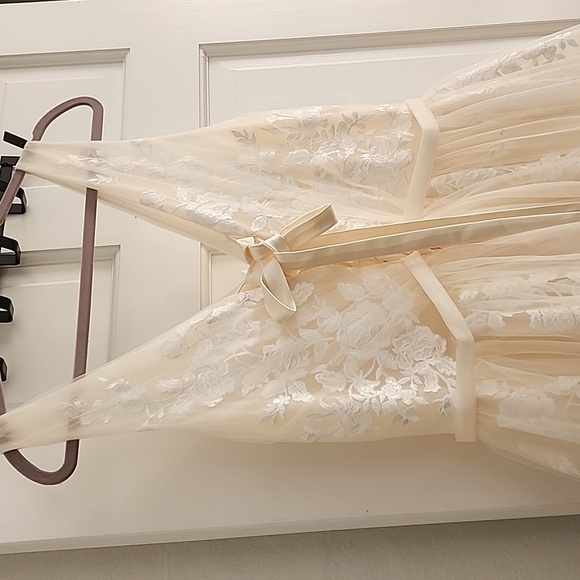 *NEW* Wedding dress: A-line - Picture 8 of 9